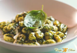 Gnocchi con pesto casero